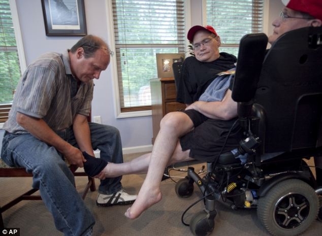 Jim giúp cặp đôi đi giầy.