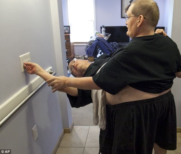 Donnie, bên trái đang tắt đèn phòng ngủ. 