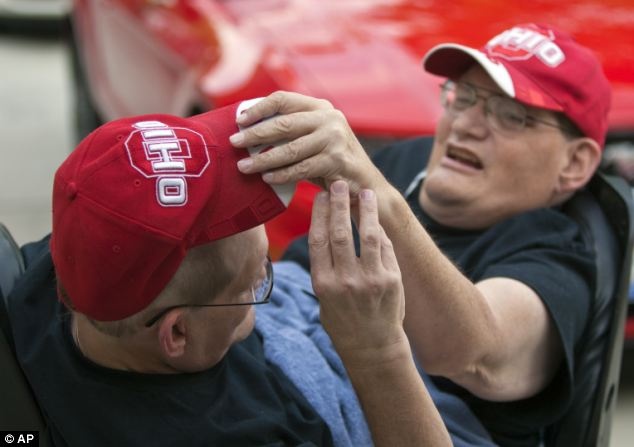 Cặp song sinh rất mê câu cá và ham thích môn bóng chày