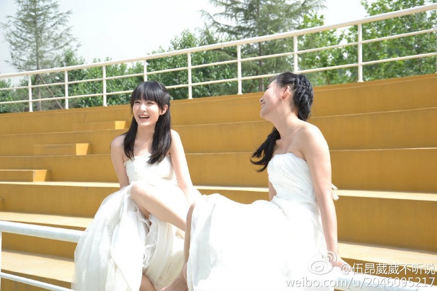 Nụ cười rạng rỡ trên khuôn mặt các nữ sinh/