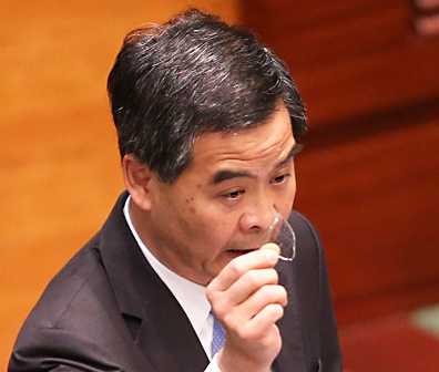 Truong dac khu Hong Kong bi nghi si nem ly thuy tinh hinh anh