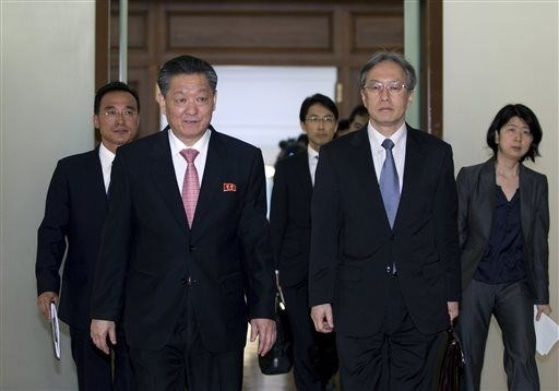 Giới chức Nhật Bản và Triều Tiên tham dự cuộc họp tại Đại sứ quán Triều Tiên ở Bắc Kinh hôm 30/3. Ảnh: Info.net