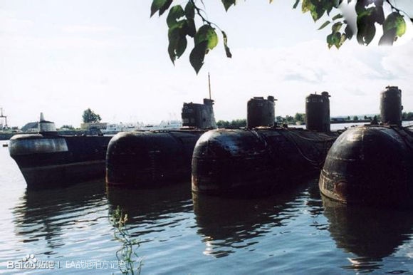 Ngoài trang bị không quân, hải quân Liên Xô từng có hạm đội tàu ngầm đông nhất thế giới. Nhưng khi Chiến tranh lạnh kết thúc, phần lớn tàu ngầm đều xếp xó và trở thành phế phẩm. Trong hình là tàu ngầm đặt ở vùng cảng Sakhalin sau khi quân Liên xô giải thể. Ảnh: Chinaiiss
