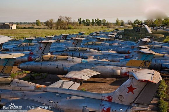 Ngoài địa phận nước Nga, trên lãnh thổ nhiều nước Liên Xô cũ cũng có rất nhiều trang bị vũ khí vứt đi. Trong hình là những chiếc máy bay huấn luyện ở một sân bay bỏ đi thuộc Ukraina. Ảnh: Chinaiiss
