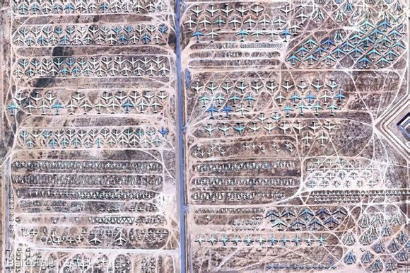 Nhắc đến nghĩa địa vũ khí, nơi đầu tiên khiến người ta nghĩ đã sợ hãi nhưng nhưng rất nổi tiếng là nghĩa địa máy bay Mỹ. Davis Monthan Air Force Base (tên nghĩa địa) rộng khoảng 11.000 mét vuông, lưu trữ 4200 chiếc máy bay quân đội bỏ đi với tổng trị giá 350.000 đô la. Một số máy bay tuy chỉ “xếp tạm” trong đó, nhưng đến 80% không bao giờ có cơ hội được tái sử dụng. Do đó, nơi đây còn được gọi là “Mồ chôn sắt thép”. Ảnh: Chinaiiss 