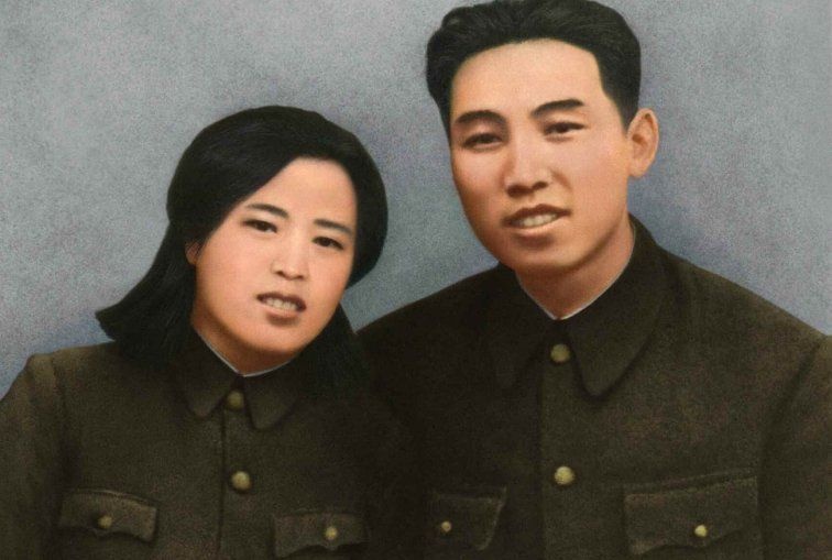 Ông Kim Nhật Thành là nhà lãnh đạo của Triều Tiên từ năm 1948 đến khi qua đời. Truyền thông Triều Tiên tiết lộ, một ngày trước khi mất, nhà lãnh tụ này vẫn cố gắng làm việc. Theo thống kê hàng năm, tổng cộng 170 triệu quân nhân Triều Tiên và khách nước ngoài tới thăm viếng tượng đài Kim Nhật Thành ở thủ đô Bình Nhưỡng để tưởng nhớ vị lãnh tụ vĩ đại. Người vợ đầu tiên của ông là bà Kim Jong-suk. Bà mất năm 1949 khi mới 31 tuổi. Ảnh: Ifeng