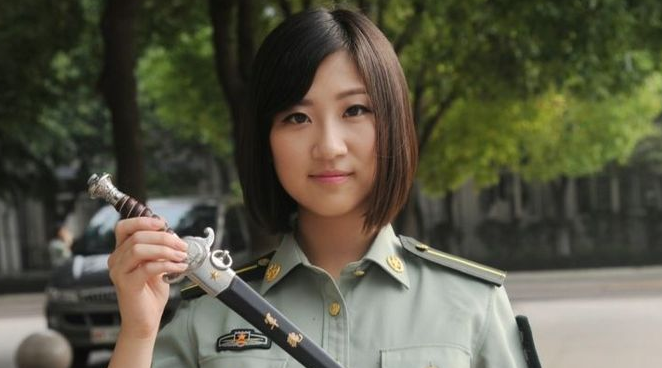 Sinh vien tot nghiep duoc nhan kiem hinh anh