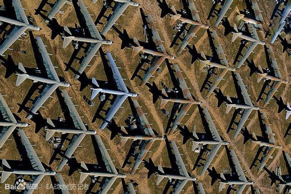 Dàn máy bay ném bom B52 cũng bị vứt ở đây. 365 chiếc B-52 được cất tại đây từ trước năm 1990 theo hiệp ước cắt giảm vũ khí của Nga – Mỹ. Ảnh: Chinaiiss