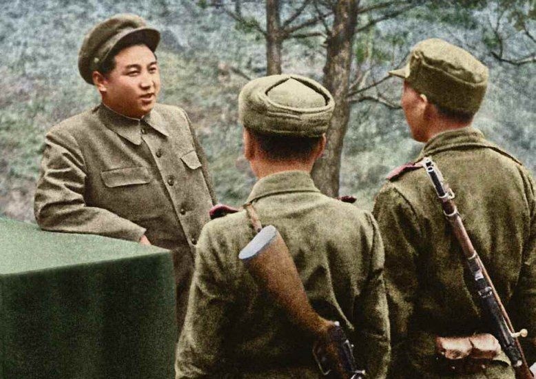 Tháng 4/1951, nhà lãnh tụ nhân dân Triều Tiên nói chuyện thân mật với các quân nhân. Ảnh: Ifeng