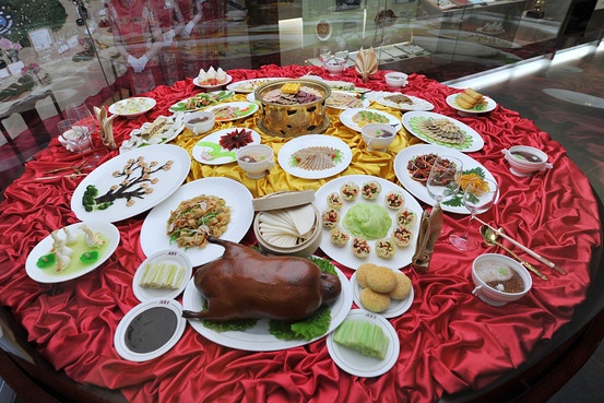 Theo thông tin từ Quanjudue, hơn 500 hiện vật được trưng bày tại bảo tàng như phiếu giảm giá mua vịt từ năm 1901, các tờ quảng cáo của nhà hàng từ thời Trung Hoa Dân quốc cùng nhiều bức ảnh ghi lại thời điểm các nhà lãnh đạo cấp cao của Trung Quốc là Mao Trạch Đông và Chu Ân Lai cùng Tổng thống Mỹ Richard Nixon thưởng thức món vịt quay tại Đại lễ đường Nhân dân năm 1972. Ảnh: The Wall Street Journal  