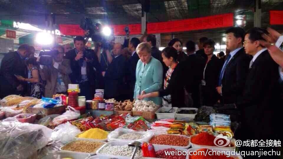 Thủ tướng Đức cùng đoàn tùy tùng ghé qua một sạp bán hàng khô. Ảnh: Chengdu