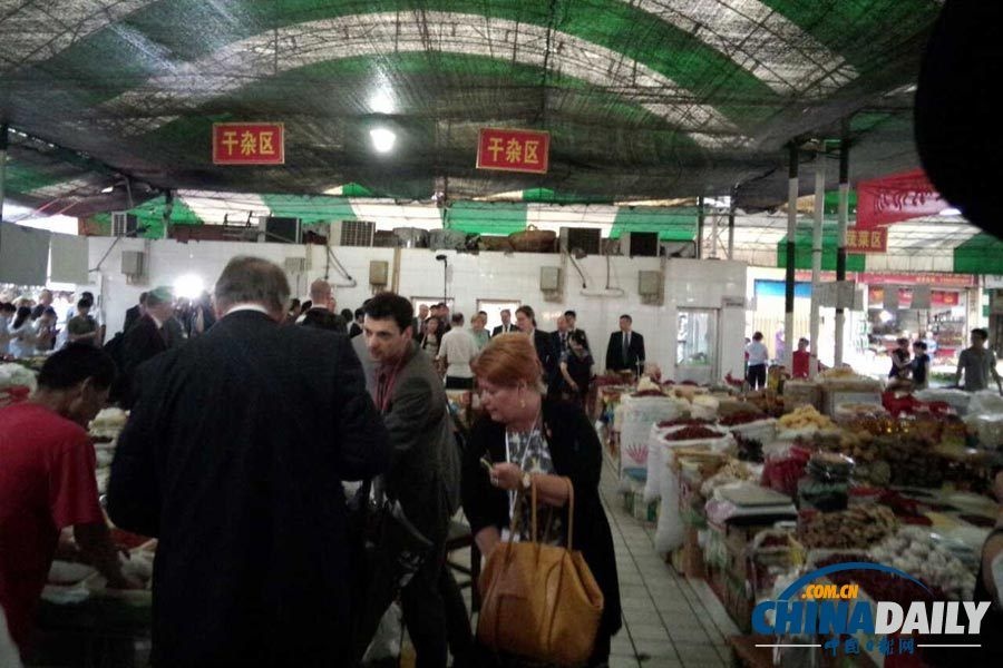 Các quan chức Đức trong đoàn tùy tùng hỏi mua một số loại dược liệu. Ảnh: China Daiily