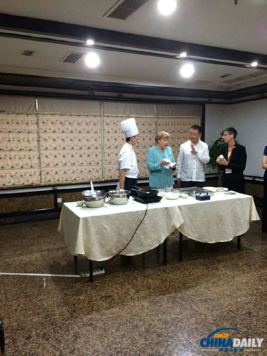 Sau chuyến khảo sát giá cả thị trường, Thủ tướng Đức đã tới thăm một nhà hàng nổi tiếng về ẩm thực Thành Đô. Tại đây, các đầu bếp đã giới thiệu với nữ Thủ tướng món gà sốt cay truyền thống nổi tiếng của Tứ Xuyên. Ảnh: China Daily