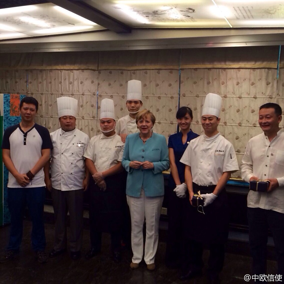 Nữ Thủ tướng quyền lực chụp ảnh kỷ niệm cùng các đầu bếp nhà hàng. Sáng 07/07, tại Bắc Kinh, bà sẽ hội đàm với Chủ tịch Tập Cận Bình và Thủ tướng Quốc vụ viện Lý Khắc Cường. Ảnh: China Daily