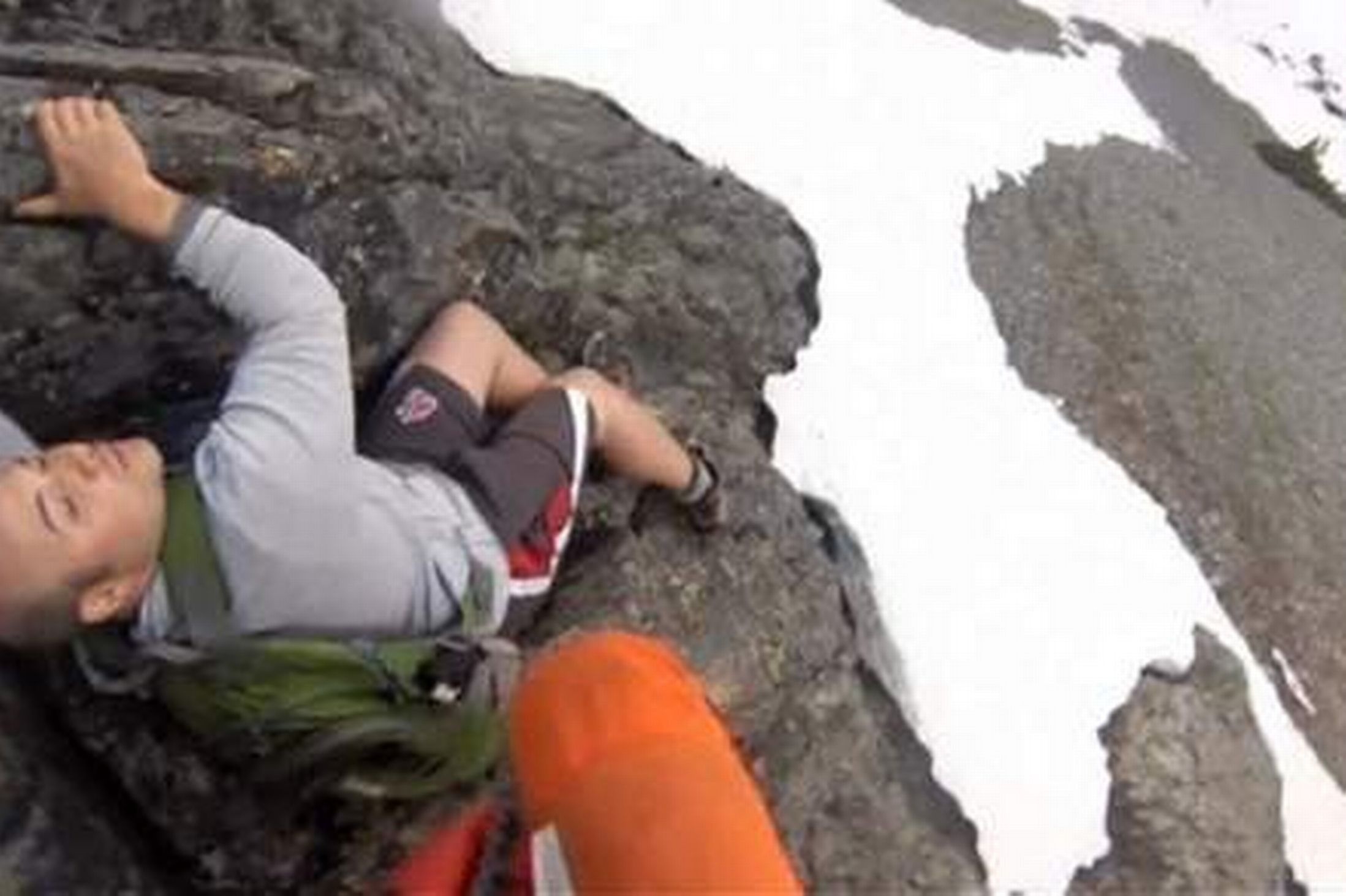 Pha cuu nguoi mac ket tren vach nui cua truc thang hinh anh