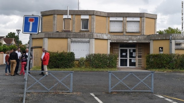 Nuoc Phap chan dong vi co giao bi giet ngay trong lop hinh anh