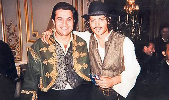 Cha của Ramona, ông Ionita, khoe rằng bạn thân là diễn viên nổi tiếng Johnny Depp. Ảnh: Europics