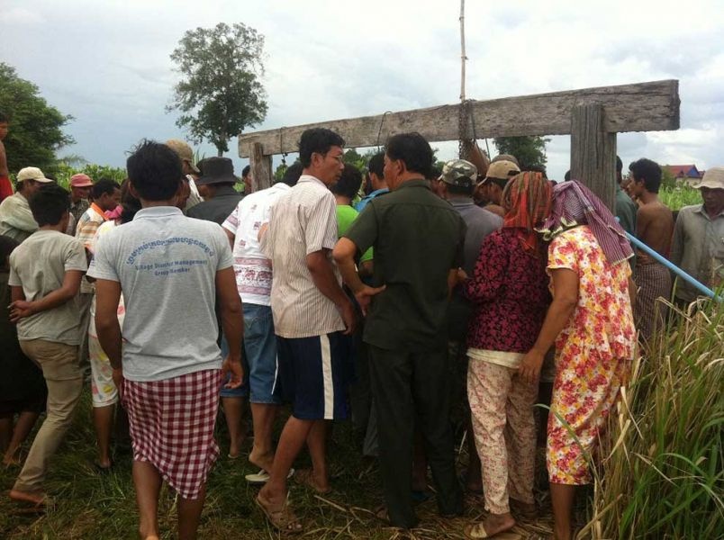 Cho roi xuong gieng, ba nguoi thiet mang hinh anh