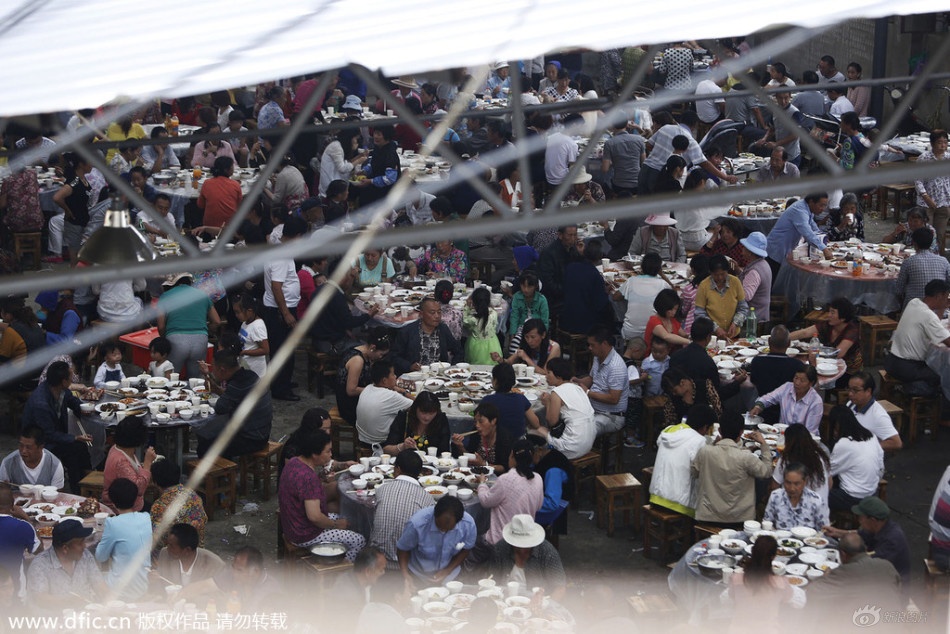 Cha chet, truong thon tranh thu 'kinh doanh' ban tiec hinh anh