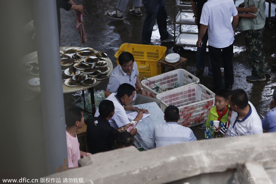 Trương tổ chức tiệc linh đình suốt 3 ngày liên tiếp. Từ sáng đến tối, người tới dự tiệc chật kín 3 khoảng sân rộng. Tại cửa ra vào, Trương cắt cử người phụ trách thu tiền phúng. Ảnh: Sina
