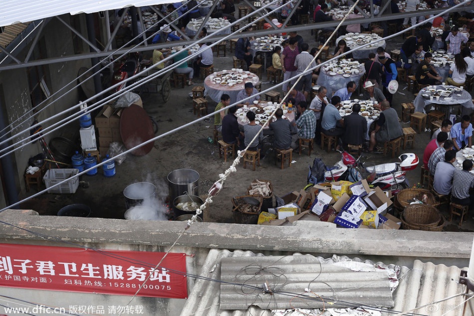 Theo lời kể của một người dân, thôn Tử Quân có 1100 hộ, tổng cộng khoảng 3000 người. Thông thường, mỗi người tới phúng thấp nhất khoảng 100 Tệ - 340 nghìn Đồng. Với bàn tiệc 8 chỗ, Trương thu về ít nhất 2.7 triệu Đồng/bàn. Ảnh: Sina