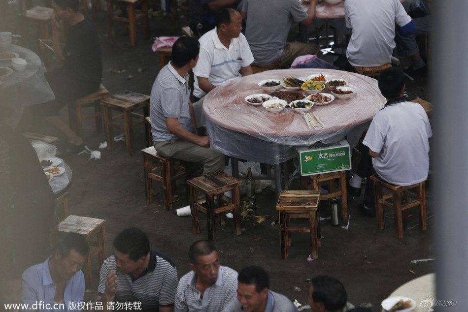 Suốt 3 ngày liên tiếp, Trương cắt cử người nhà đón tiếp khách mời, không trực tiếp lộ diện. Phóng viên của Sina gọi 3 số điện thoại của Trương nhưng đều không liên lạc được. Ảnh: Sina