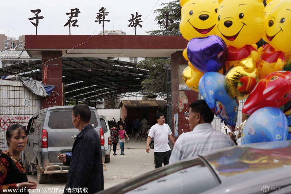 Người ta sử dụng cả sân vận động một trường tiểu học trong thôn để bày tiệc . Ảnh: Sina