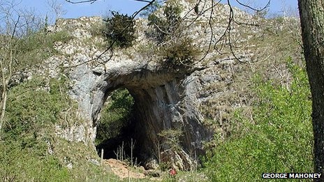 Các nhà khảo cổ tìm thấy gần 50 đồng xu thời La Mã và cuối thời đại đồ sắt cách đây 2.000 năm. Ảnh: BBC.