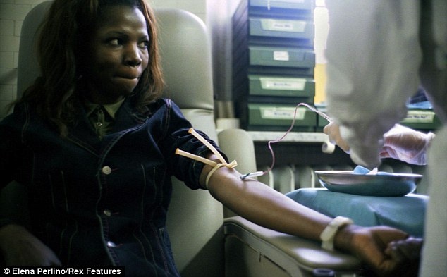 Faith, một gái mại dâm, đang xét nghiệm máu tại bệnh viện Savoia di Amedeo tại thành phố Turin.