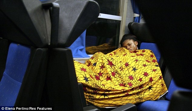 Nhiếp ảnh gia cho biết chùm ảnh thể hiện đời sống mại dâm phức tạp từ Bắc vào Nam, tại nhiều thành phố như Turin, Milan, Genoa, Roma, Napoli, Palermo ở Ý. Bức ảnh là một phụ nữ Nigeria trên chuyến tàu từ Turin đến Milan lúc 4 giờ sáng.