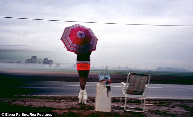 Một gái mại dâm Nigeria ở Ý đứng chờ khách vào mùa đông tại một vùng nông thôn.