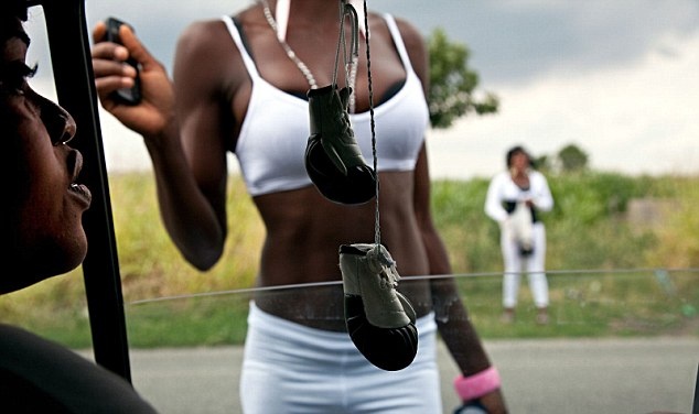 Những người môi giới cung cấp bao cao su và hỗ trợ tâm lý cho một số gái mại dâm trẻ đang hành nghề gần thành phố Acerra.