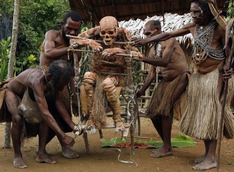 Tuc hun nguoi chet roi treo len vach nui hinh anh