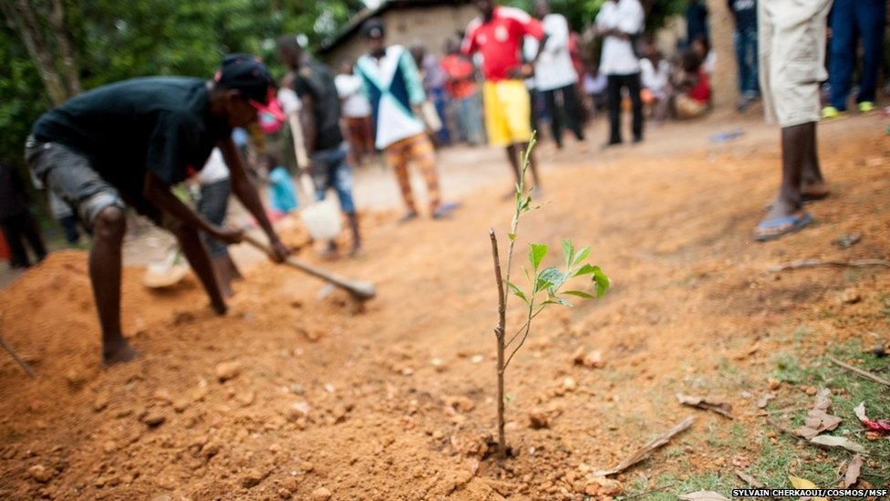 Theo các chuyên gia, việc cách ly người bệnh với bên ngoài là cách duy nhất để chặn con đường lan truyền của virus Ebola. Hiện tại, chưa có bất cứ vắcxin và phương thức đặc hiệu nào để điều trị virus Ebola.