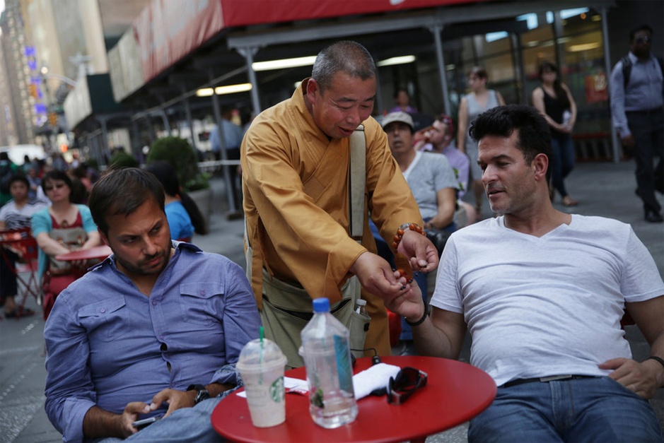 Nhân Dân nhật báo đưa tin, thời gian gần đây, những người mặc áo nhà sư xuất hiện tại khu vực quảng trường Thời Đại của thành phố New York. Hầu hết những người này đều là nam giới, nói đủ loại giọng địa phương của Trung Quốc. Các 