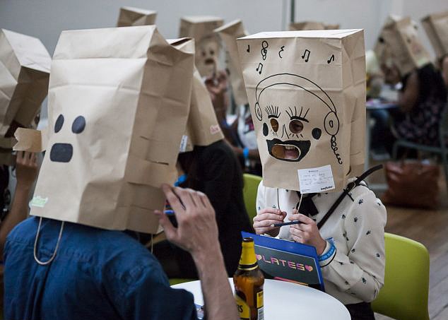 Hen ho giau mat sau tui giay hinh anh