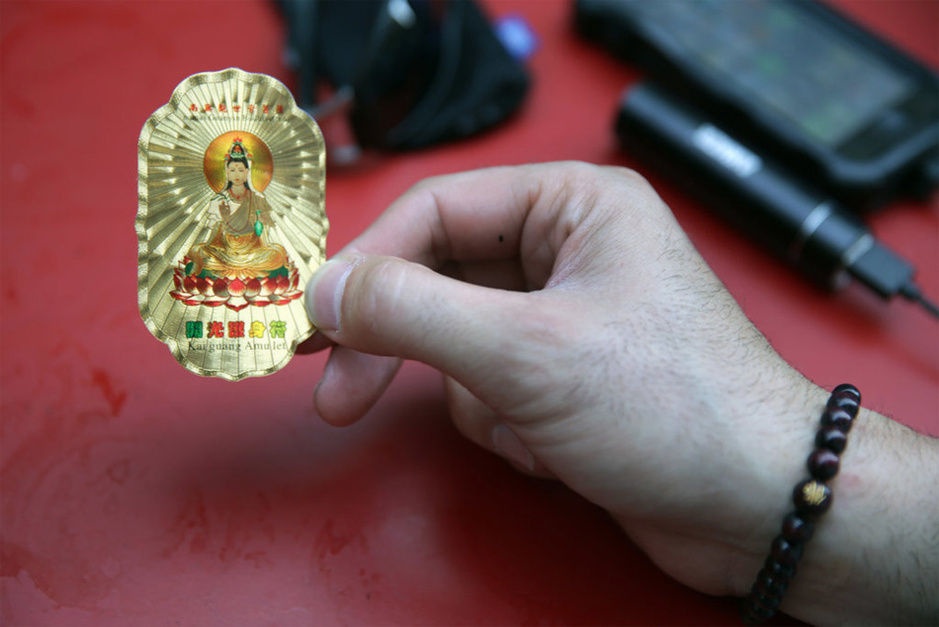 Họ mang theo lá bùa may mắn, mời gọi khách qua đường mua với mục đích quyên góp tiền xây dựng đền chùa. Tuy nhiên, những nhà sư này lảng tránh mọi câu hỏi liên quan tới nơi xuất thân của mình. Ảnh: Ifeng