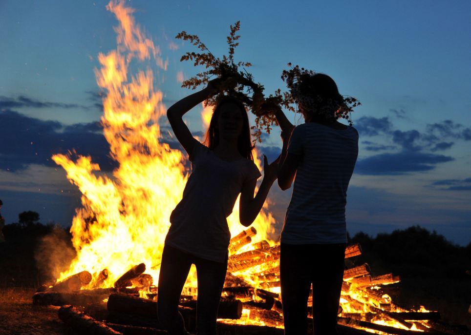 Lễ hội truyền thống này xuất phát từ một loại nghi thức “dị giáo” trong tôn giáo, diễn ra vào ngày Hạ chí. Sau khi Kito giáo chiếm vị trí chủ đạo trong xã hội, nghi thức này đã trở thành lễ chúc mừng thánh Baptist ra đời.