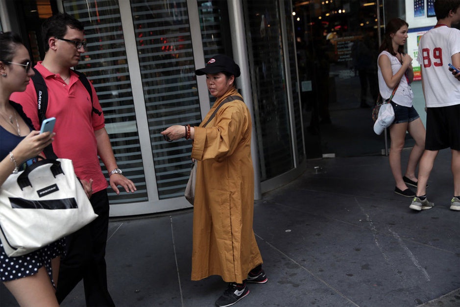 Một vị ni cô cho biết đến từ ngôi chùa của Đài Loan. Tuy nhiên 