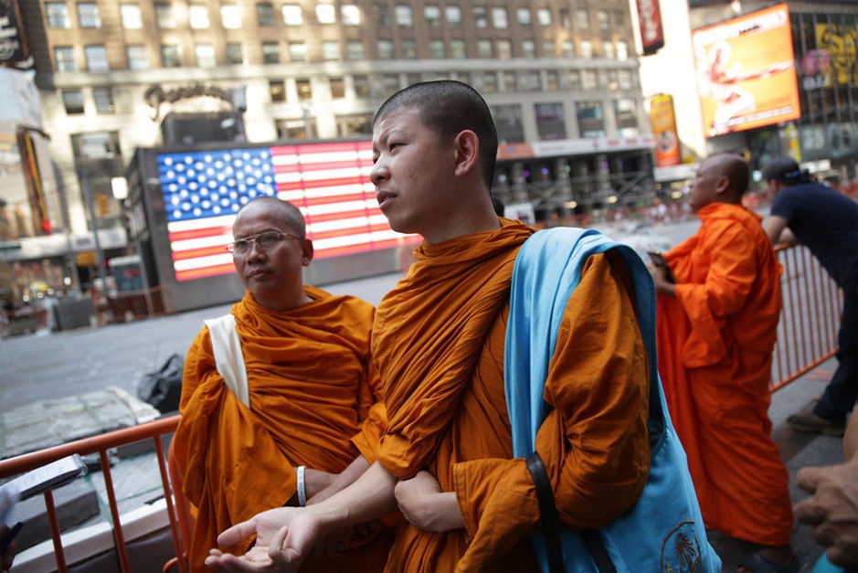 Su dom dua nhau xin tien tai New York hinh anh