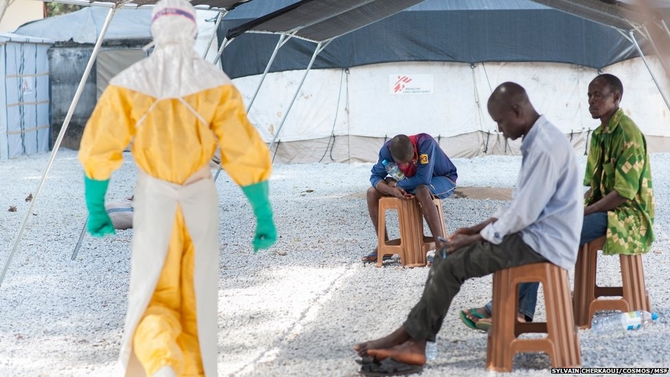 Người dân đang đợi kết quả thử máu. Các nhân viên y tế phải mặc quần áo phòng hộ do virus Elbola có tốc độ lây lan nhanh. 90% nạn nhân tử vong khi nhiễm loại virus này.