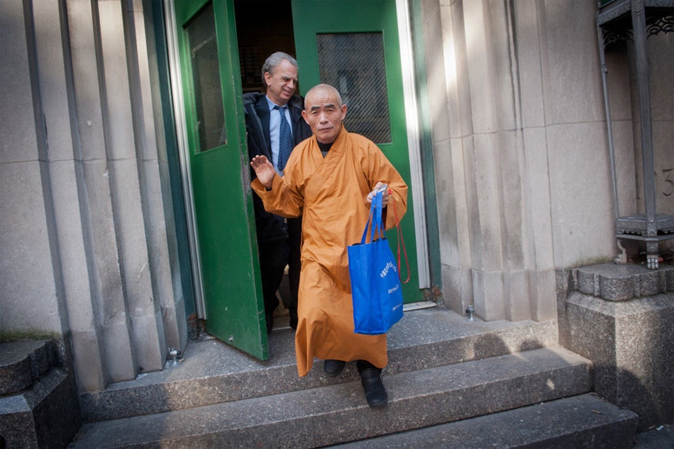 Sư sãi vào tận nhà dân để mời gọi quyên tiền. Ảnh: Ifeng