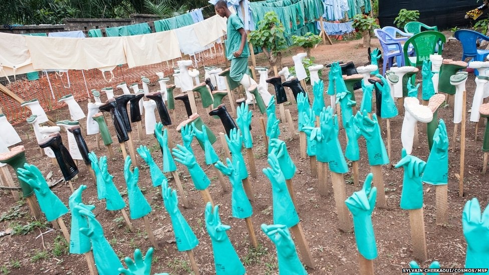 Nhân viên y tế sẽ khử trùng quần áo và các thiết bị bảo vệ bằng Clo sau khi tiếp xúc với virus gây bệnh trong khu vực cách ly. 