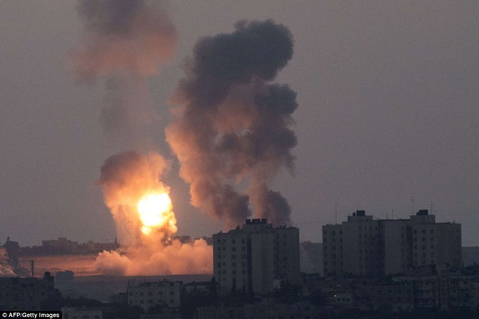 Tên lửa Israel bắn trúng mục tiêu tại Gaza. Ảnh: AFP