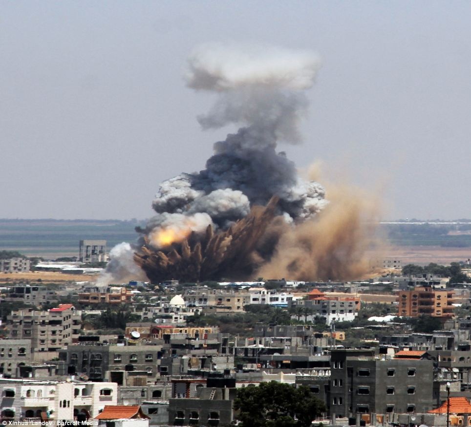 Vụ nổ rung chuyển thành phố Gaza. Ảnh: Xinhua