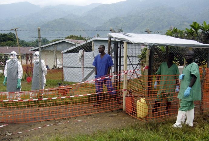Vật chủ tự nhiên của virus Ebola có thể là loài dơi ăn quả đặc biệt có khả năng lây truyền cho người. Động vật linh trưởng cũng là một nguồn lây nhiễm bệnh, tuy không phải là ổ chứa virus, song là vật chủ nguy hiểm.