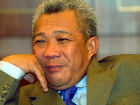 Nghi sy Malaysia 'va mieng' vi khen Hitler tran Duc - Brazil hinh anh