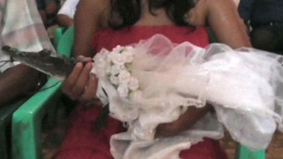 Thi truong ket hon voi ca sau hinh anh