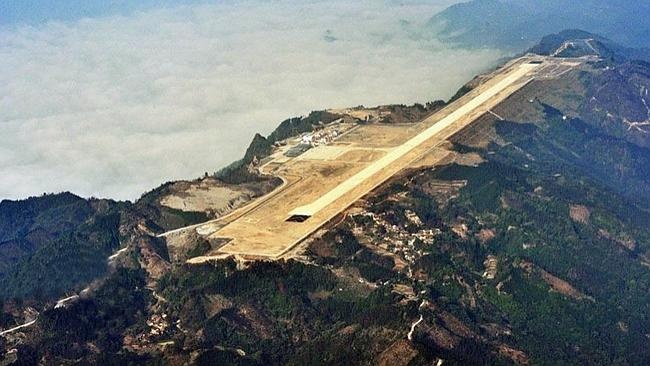 San bay tren dinh nui tai Trung Quoc hinh anh