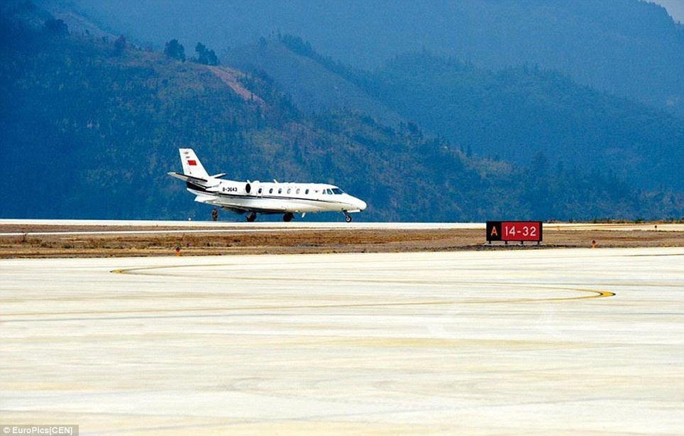 Đây được coi là đường băng hẹp nhất thế giới. Ảnh: EuroPics